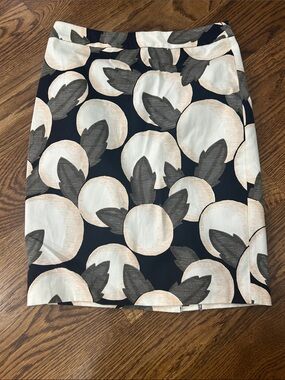 Ann Taylor Black Pencil Skirt with Cream and Gray Floral Circles. Size 2 Petite